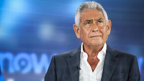 Imagem de homem de fato a olhar para cima