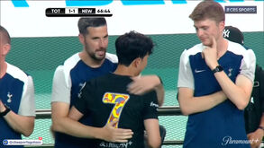 Son e os pais emocionados no adeus ao Tottenham: lágrimas e aplausos na despedida