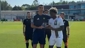 Cristiano Ronaldo recebe placa do jogo entre E. Amadora e Al Nassr das mãos de Jovane Cabral