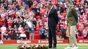 Homenagem a Diogo Jota: ex-defesa do Liverpool e presidente do Ath. Bilbao deixam coroas de flores no relvado de Anfield