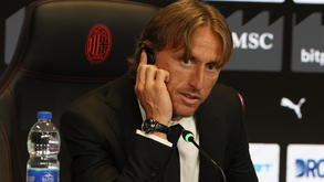 Modric apresentado no Milan: «Espero repetir o que Ibrahimovic fez com 40 anos e conquistar o Scudetto»