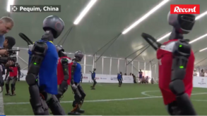 Vem aí o primeiro campeonato de futebol com robôs humanoides: treinos mostram como tudo será