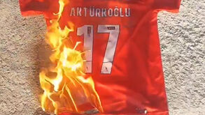 Adeptos do Galatasaray não perdoam Aktürkoglu e pegam fogo a camisola do Benfica com nome do turco