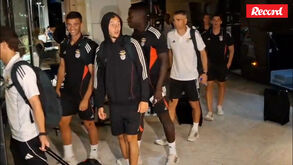 Benfica aterrou em Nice com três horas de atraso: as imagens da chegada das águias