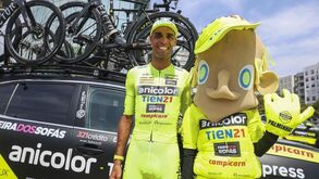 Ciclista da equipa Anicolor posa com mascote