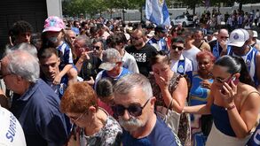 Adeptos de várias gerações homenageiam Jorge Costa: «Estava a conduzir quando soube a notícia e tive de parar...»