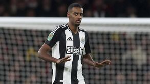 Estala o verniz entre Isak e Newcastle: avançado proibido de almoçar e treinar com o grupo