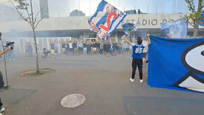 Super Dragões mostram bandeira dedicada a Jorge Costa
