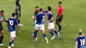 Surreal: Pablo Fornals e Cucho Hernández trocam socos no particular entre Como e Betis