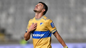Kostas Galanopoulos em ação pelo APOEL