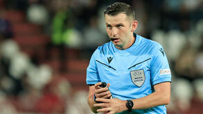 Michael Oliver dirigiu o Nice-Benfica