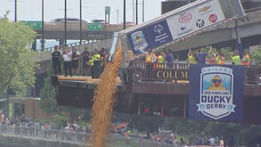 Mais de mil patos de borracha lançados no rio de Chicago num projeto que arrecadou mais de 550 mil euros 