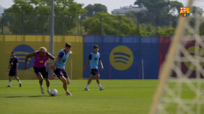 Não tem limites: Yamal faz uma vírgula e um túnel e ainda 'deita' colega de equipa durante treino do Barcelona