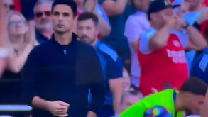 A máscara de Gyökeres já chegou ao Emirates: sueco festejou e viu adeptos do Arsenal imitarem gesto nas bancadas