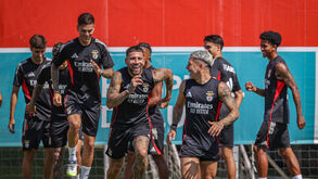 Otamendi sempre 'picado' com Prestianni e Bruno Lage interventivo: Benfica continua a preparar receção ao Nice 