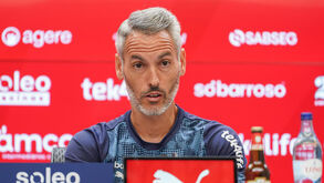 Carlos Vicens elogia plantel após duas derrotas seguidas: «Estou com os jogadores a cem por cento»