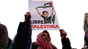 Chilenos batem tachos vazios contra fome e guerra em Gaza