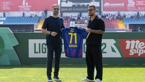 Homenagem a Pedro Tiba, ex-jogador do Chaves, antes do jogo com o Benfica B