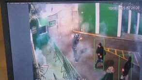 Câmaras gravam ataque: o momento em que grupo arremessa pirotecnia para o interior da academia do Palmeiras