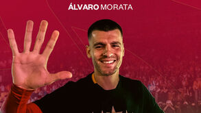 Álvaro Morata sorri e acena para a câmara