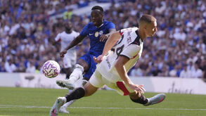 Chelsea goleia Milan na estreia de Modric