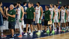 Jogadores de basquetebol de Portugal alinhados em campo com equipa técnica