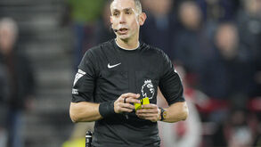 Árbitro que insultou Klopp suspenso oito semanas pela federação inglesa