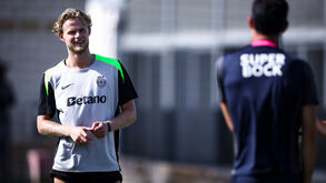 Capitão Hjulmand sorridente em Alcochete