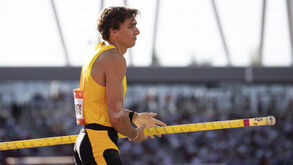 Armand Duplantis bate recorde mundial do salto com vara em Budapeste.
