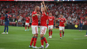 Jogadores do Benfica celebram vitória em campo durante uma partida