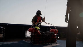 

Grávida a entrar em trabalho de parto é resgatada de barco de migrantes no Mediterrâneo  
