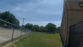 “Os meus filhos estão lá”: novas imagens mostram pais a pedir à polícia para entrar em escola onde ocorreu massacre no Texas  