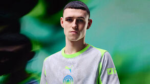 Manchester City apresenta terceiro equipamento... com curioso tributo