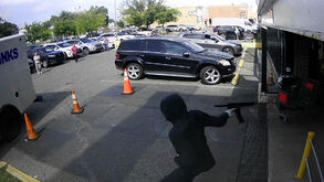 Videovigilância capta momento em que assaltantes roubam 600 euros de camião na Filadélfia