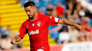 Jogador do Santa Clara em ação durante o jogo com o Larne