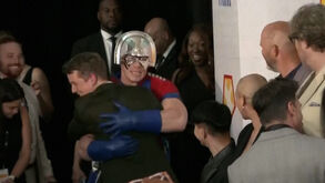 John Cena veste-se a rigor para a estreia da nova temporada de 'O Pacificador'