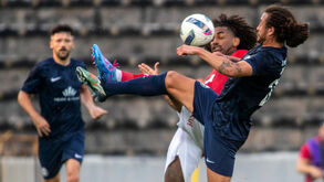 Os jogadores em ação durante o Santa Clara-Larne