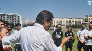 Rui Costa atento ao treino da equipa feminina no Benfica Campus