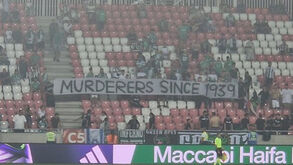 UEFA investiga faixa "assassinos desde 1939" exibida por adeptos do Maccabi Haifa contra polacos