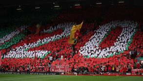 Adeptos do Liverpool homenageiam Diogo Jota e André Silva em Anfield