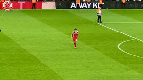 Mo Salah em lágrimas no final do jogo do Liverpool: egípcio ficou sozinho a ouvir cântico de Diogo Jota