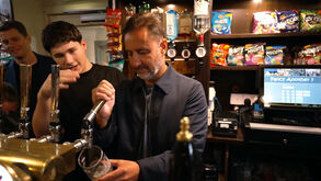 Vítor Pereira serviu 'pints' aos adeptos do Wolverhampton antes do arranque da Premier League