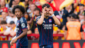 Jogadores do Lyon durante o jogo contra o Lens na Liga francesa