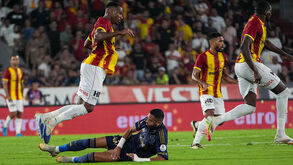 Futebolistas disputam a posse de bola durante um jogo