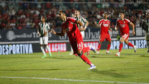 Pavlidis marca penálti e dá vantagem ao Benfica contra o Estrela na Amadora