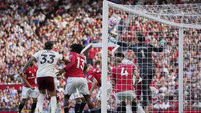 O golo que deu vantagem ao Arsenal em Old Trafford: jogadores do Man. United ficaram a protestar