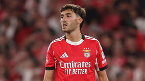 Rafael Obrador, jogador do Benfica, assiste a golo de Gonçalo Oliveira no Seixal