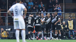 Vasco vence Santos com Nuno Moreira, num jogo de seis golos.
