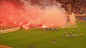 Jogadores do Hajduk Split iam celebrar vitória com os adeptos mas foram 'corridos' com tochas