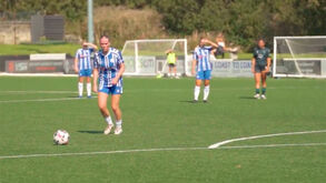 Foi criticada pela sua aparência e respondeu com um golaço de livre na estreia